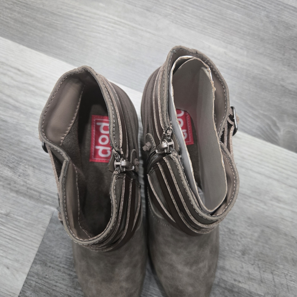 PoP Antelope ankle mini boots in a taupe suede-like material Size 9.5 - Picture 4 of 5